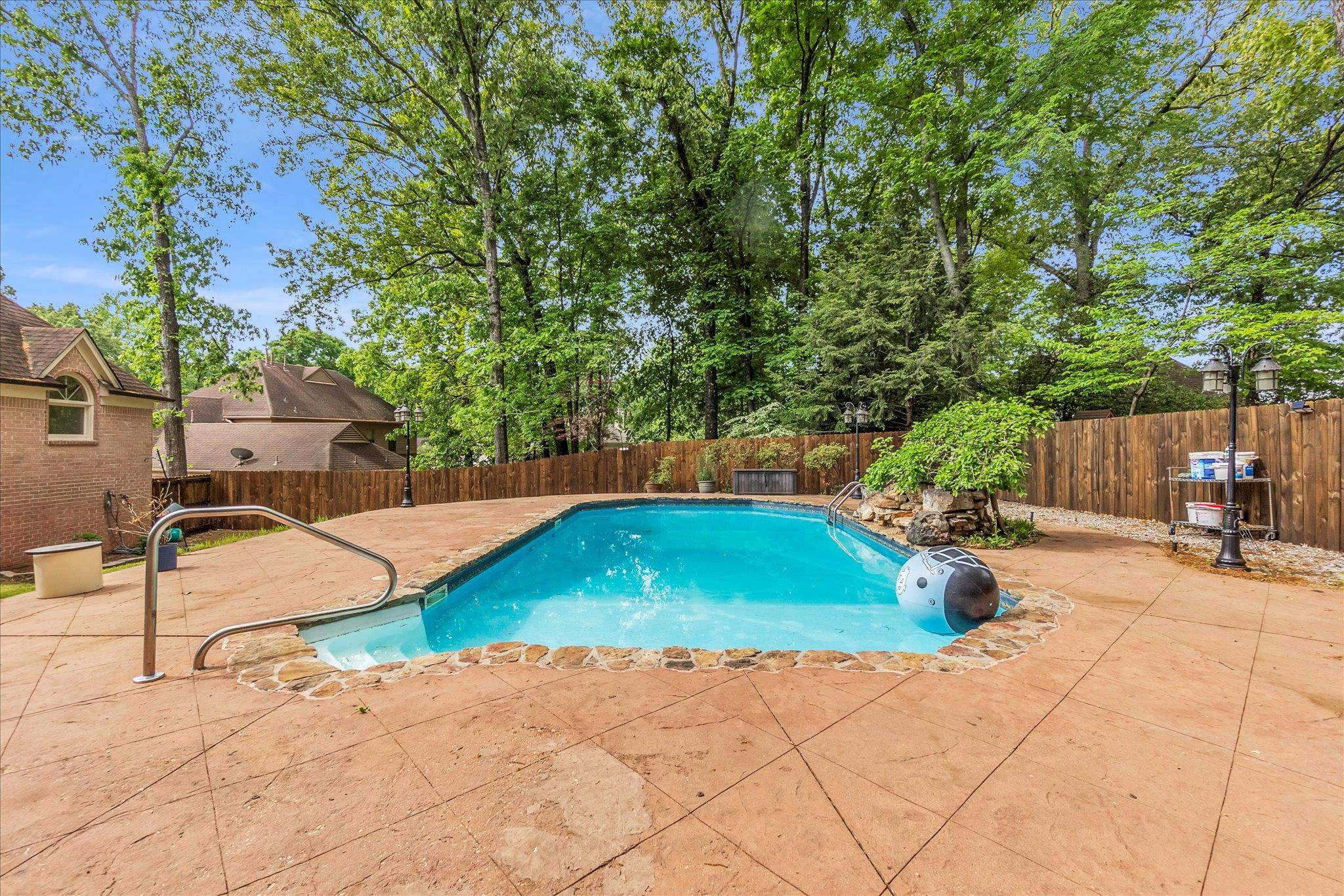 8786 Stablemill Lane Memphis, TN 38016 - Photo 38 of 40 a swimming pool with yard