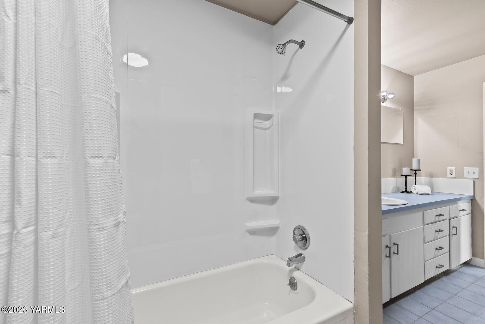 2030 Sunset Way Cowiche, WA 98923 - Photo 25 of 57 a bathroom with a tub a sink and mirrors