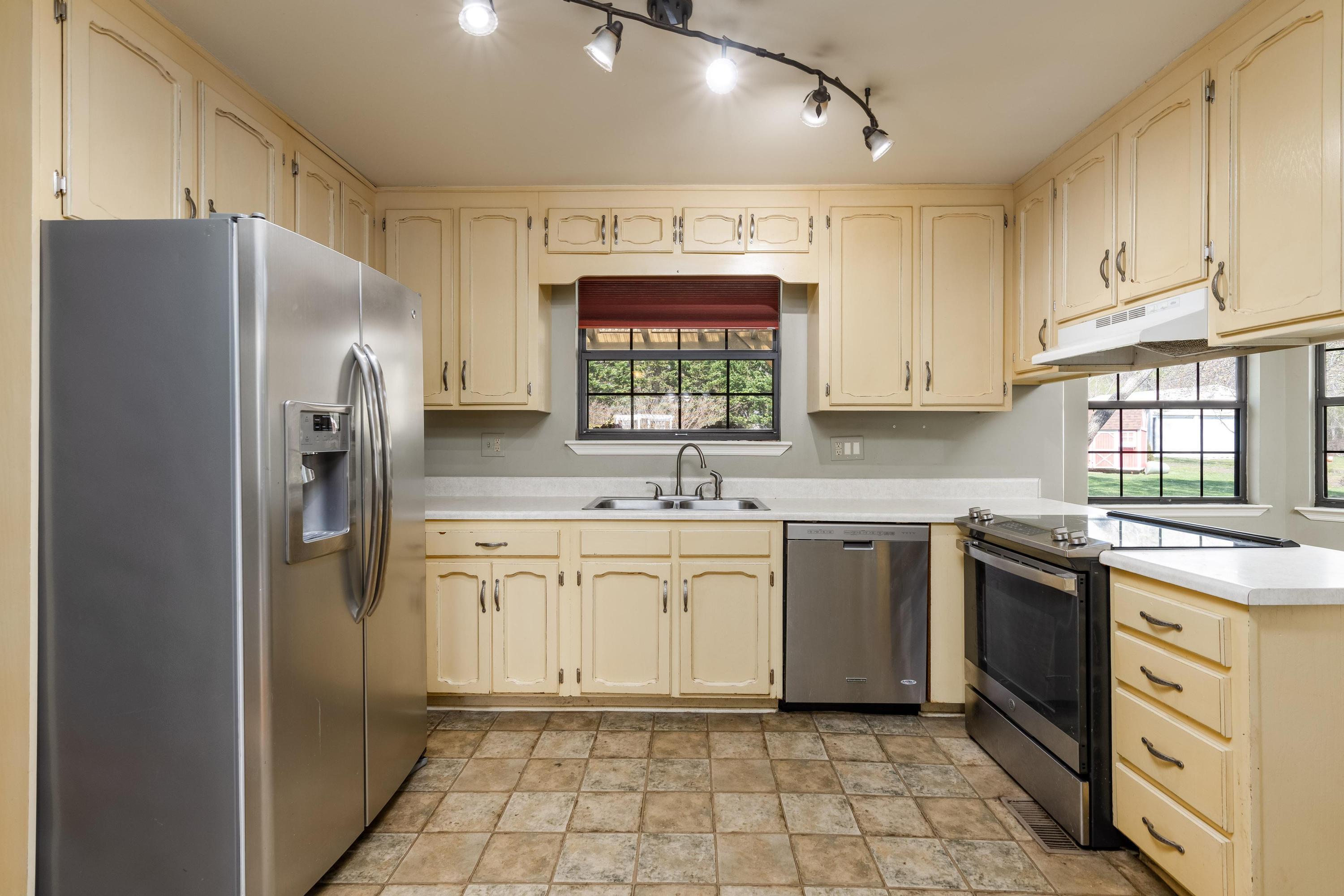 5715 Edgmon Road Ooltewah, TN 37363 - Photo 19 of 38 Kitchen