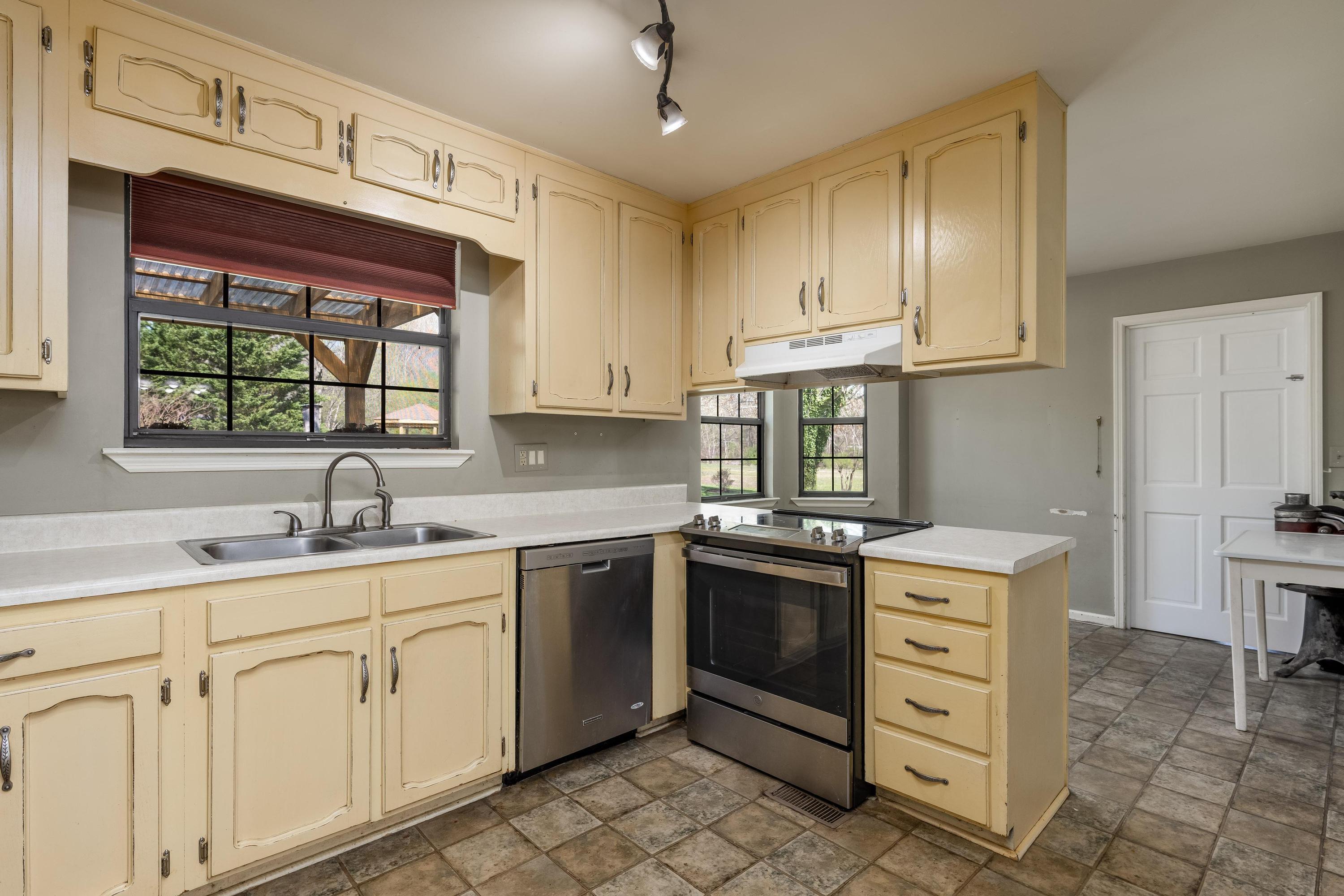 5715 Edgmon Road Ooltewah, TN 37363 - Photo 20 of 38 Kitchen