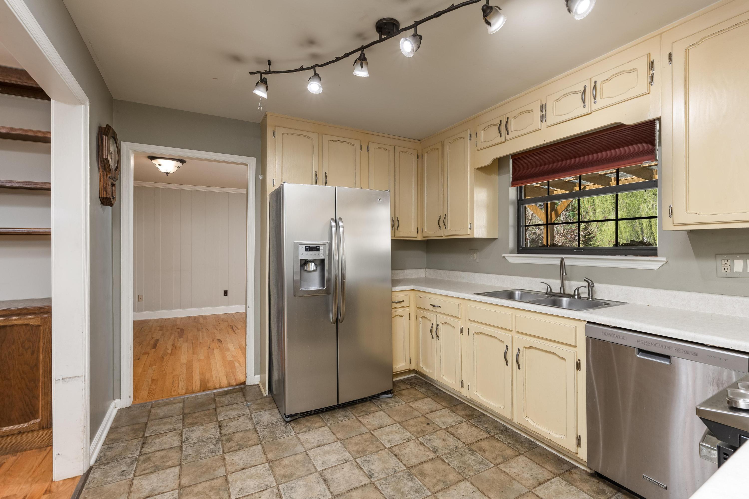 5715 Edgmon Road Ooltewah, TN 37363 - Photo 22 of 38 Kitchen