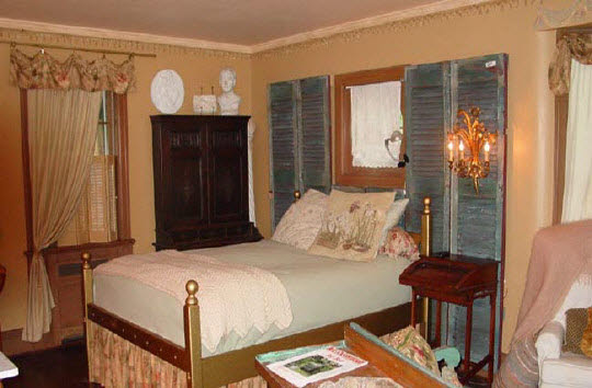 6066 Cunningham Road Rockford, IL 61102 - Photo 5 of 6 a bedroom with a bed and a chandelier