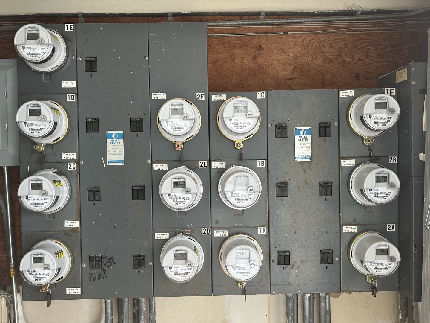 440 Roberts Drive Glenwood, IL 60425 - Photo 4 of 6 a area with a clock and a wall clock