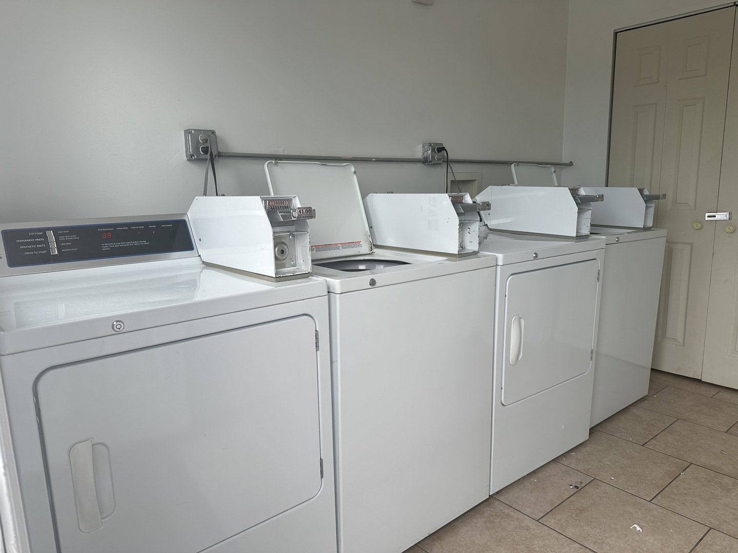 440 Roberts Drive Glenwood, IL 60425 - Photo 6 of 6 a utility room with dryer and washer