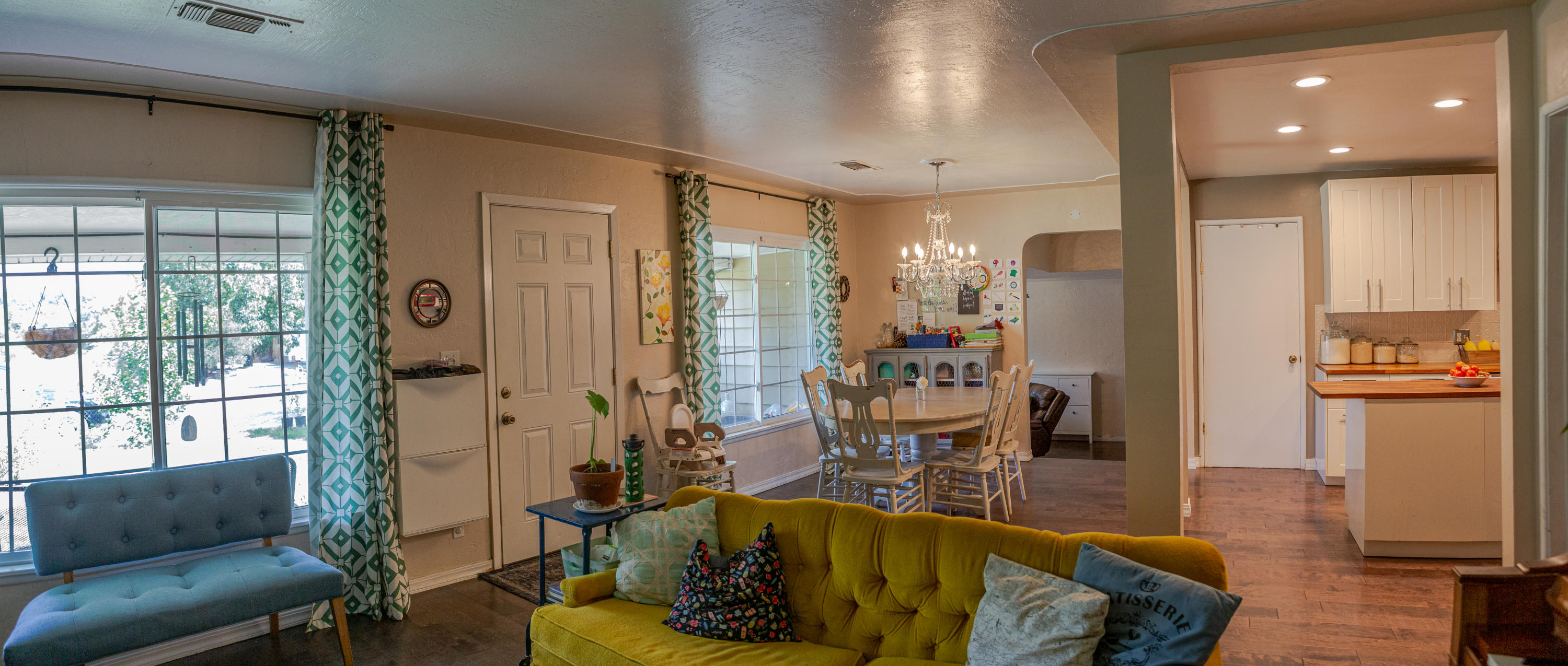 5266 East Bonnyview Road Redding, CA 96001 - Photo 4 of 27 Living Room