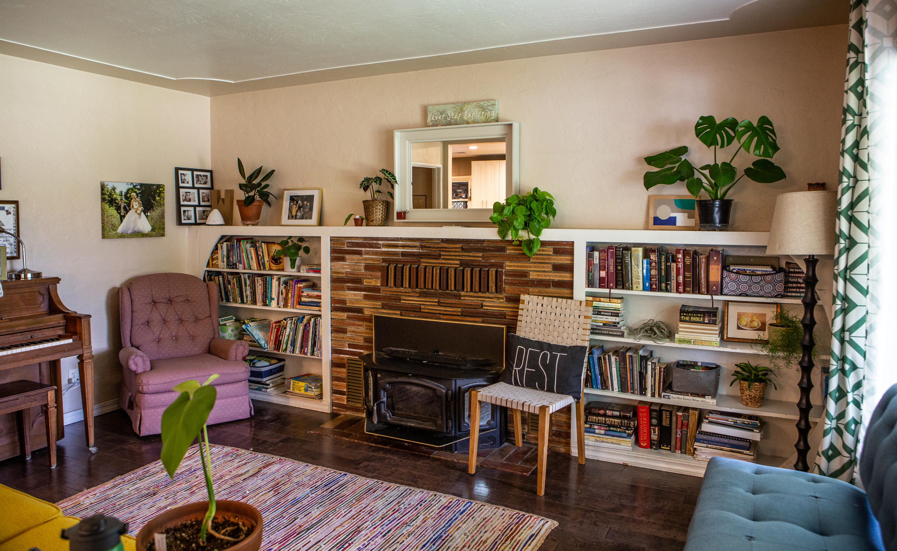 5266 East Bonnyview Road Redding, CA 96001 - Photo 5 of 27 Living Room