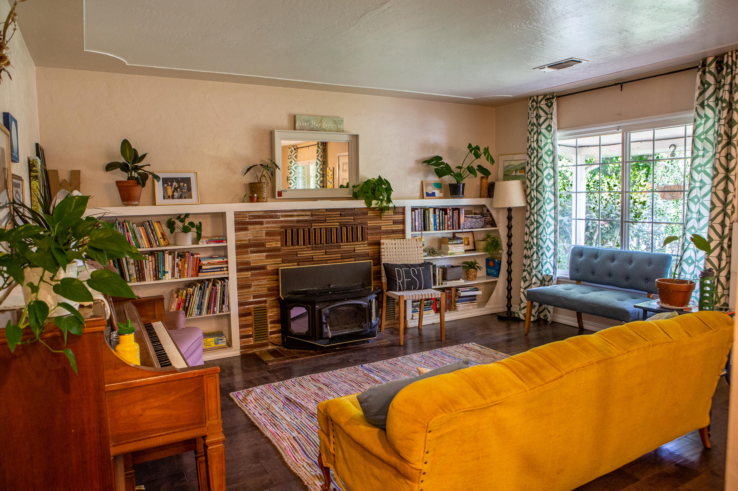 5266 East Bonnyview Road Redding, CA 96001 - Photo 6 of 27 Living Room