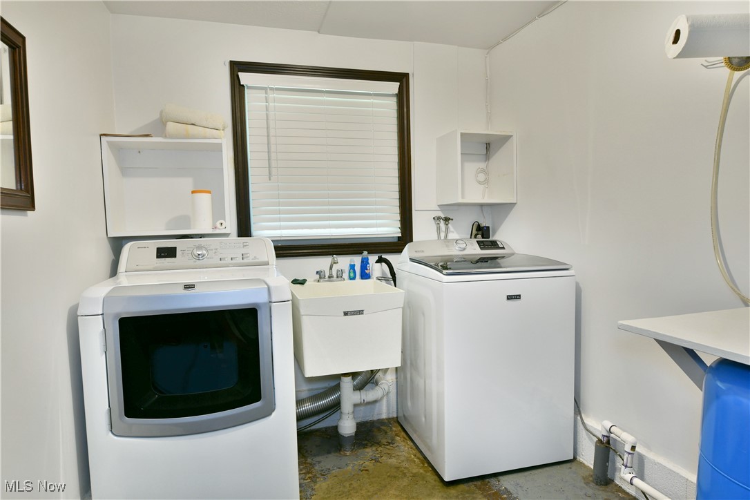 379 Housel Craft Road Bristolville, OH 44402 - Photo 42 of 50 Laundry area with a sink, laundry area, and independent washer and dryer