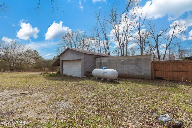 a view of a house with backyard