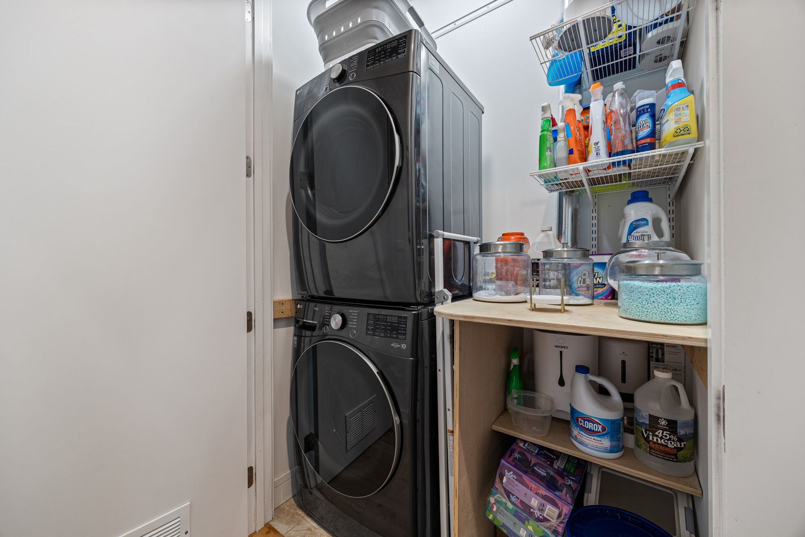 2116 West Chicago Avenue, Unit 3W Chicago, IL 60622 - Photo 32 of 37 a utility room with dryer and washer