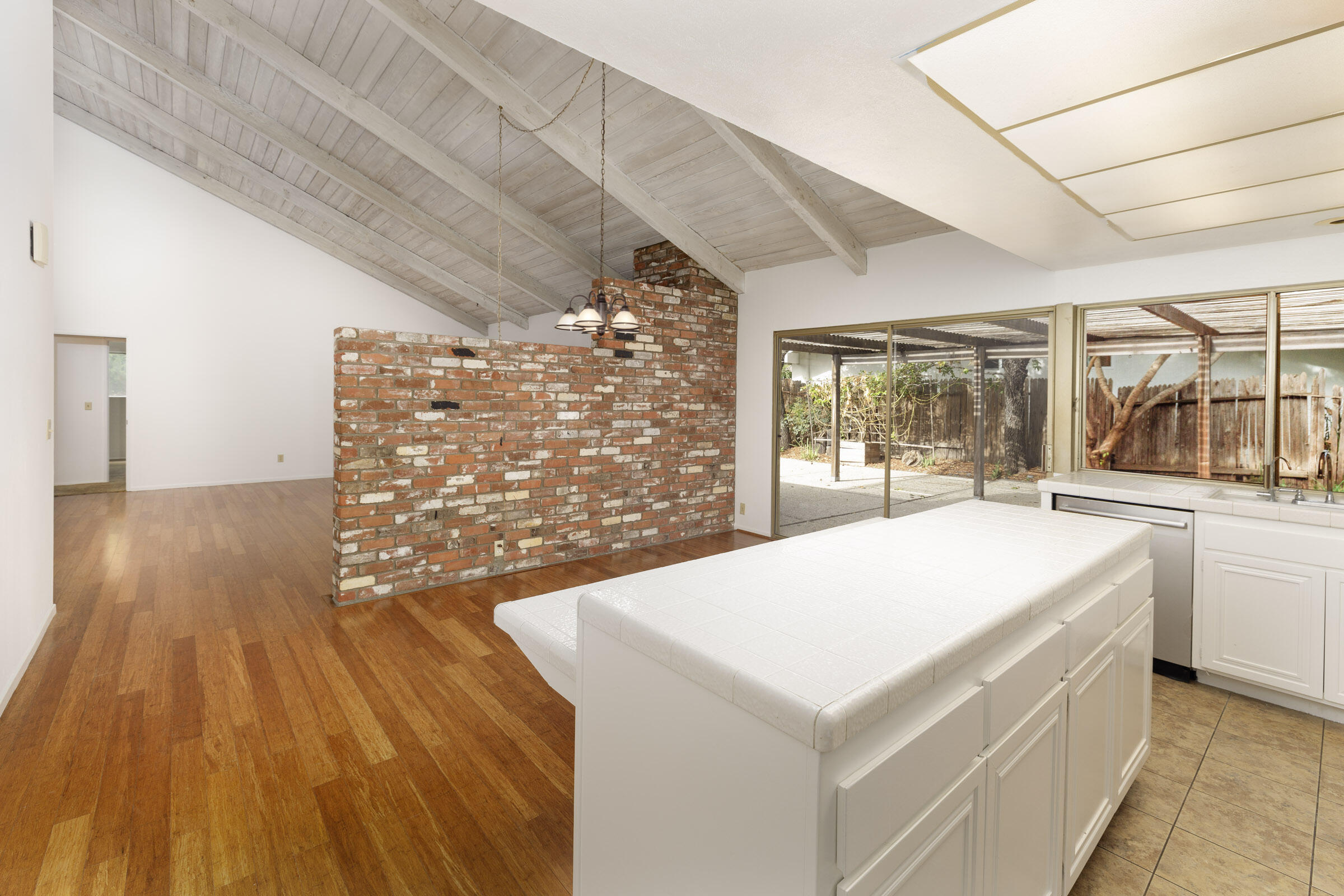 5121 Walnut Park Drive Santa Barbara, CA 93111 - Photo 9 of 23 a very nice looking room with a large window