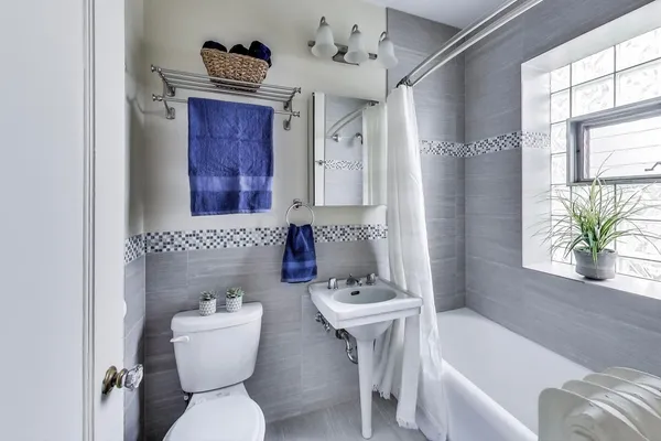 $2,745 | 1824 North Lincoln Park West, Unit 211, Chicago, IL 60614