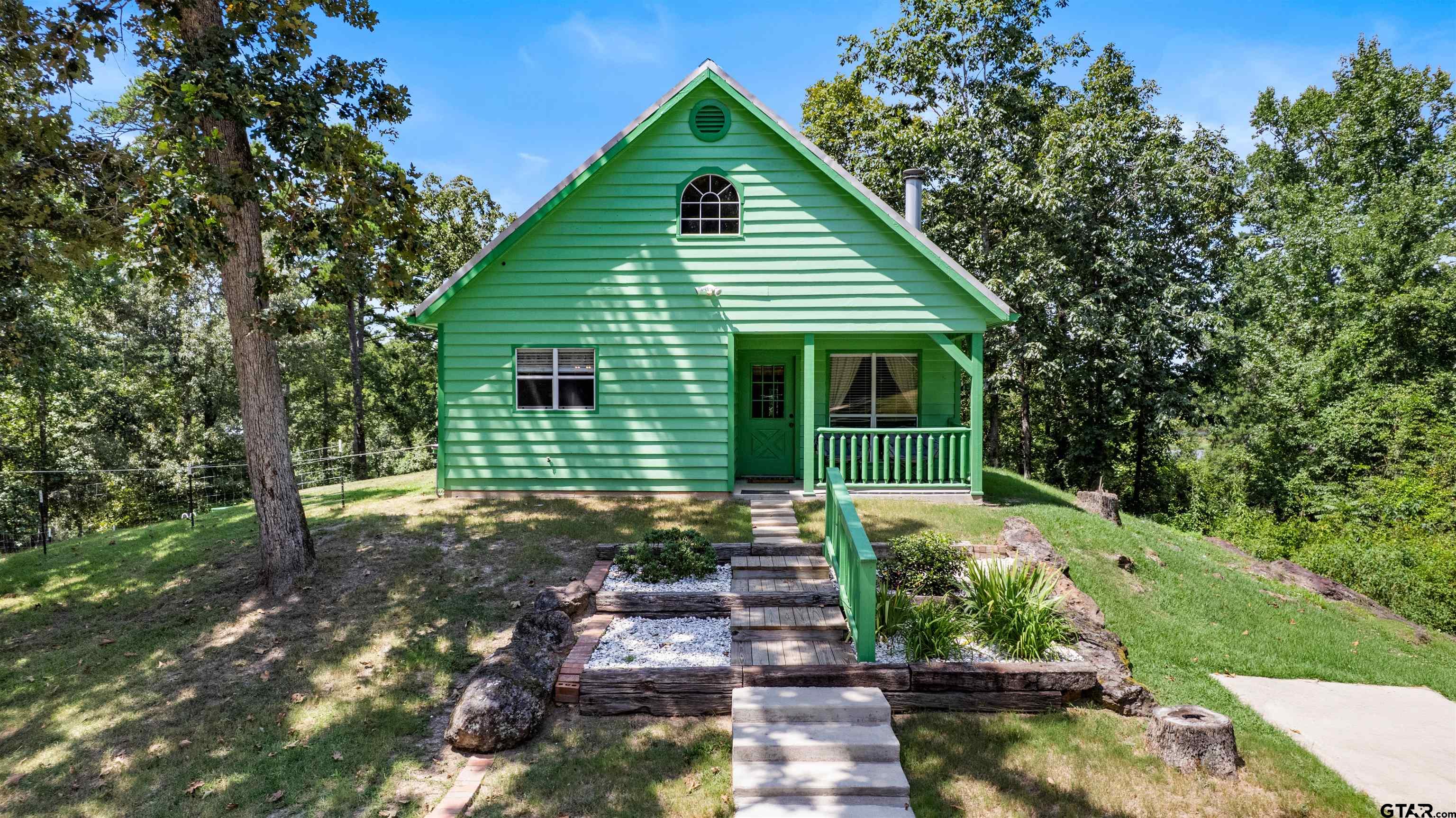 a view of a house with backyard