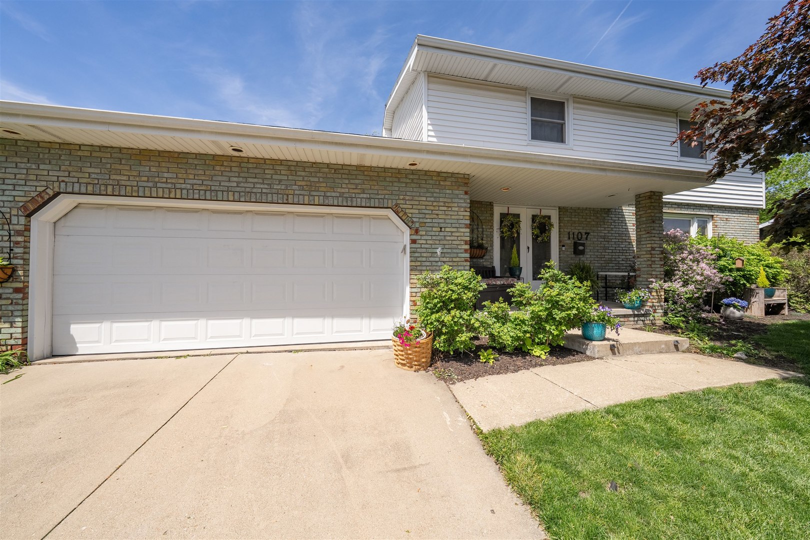 1107 Bailey Drive Pontiac, IL 61764 - Photo 1 of 56