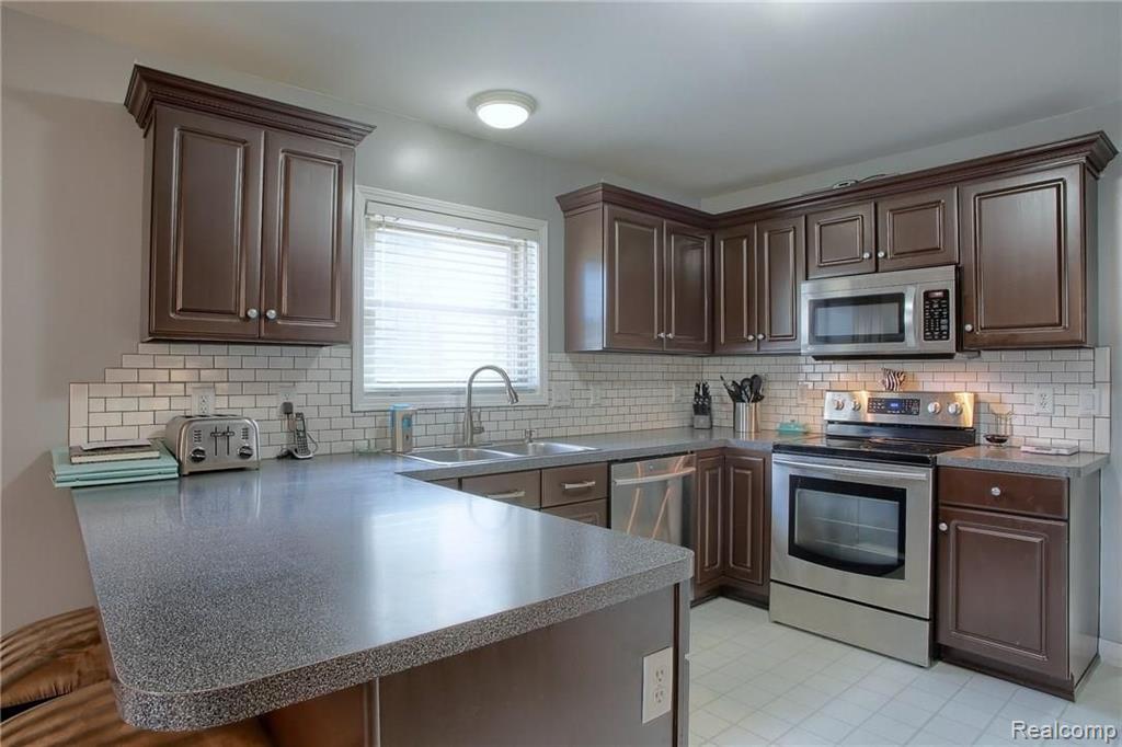 51955 Lillian Road Chesterfield, MI 48047 - Photo 9 of 33