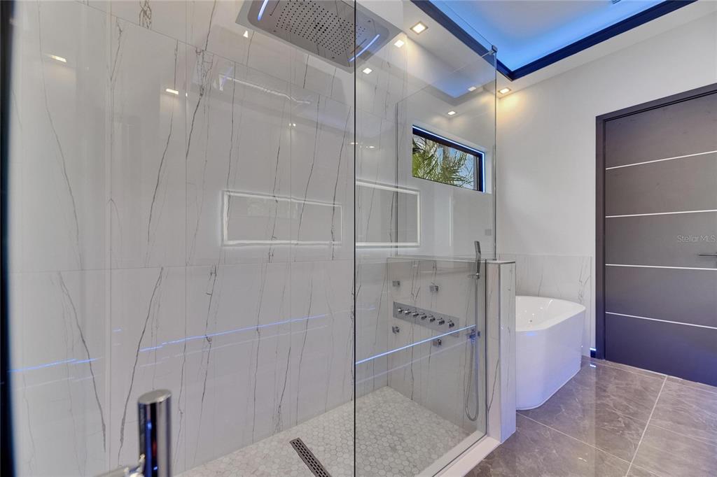 6528 Simone Shores Circle Apollo Beach, FL 33572 - Photo 47 of 98 a bathroom with a tub and shower