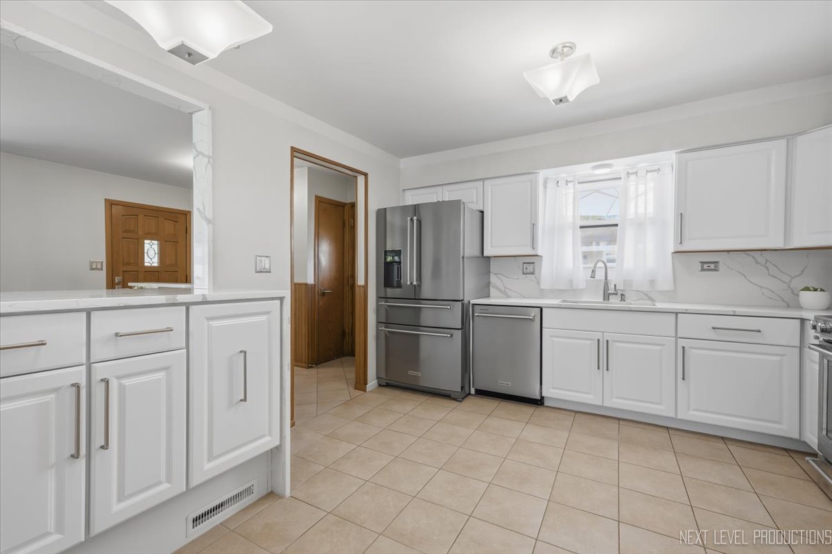 754 North Michigan Street Elmhurst, IL 60126 - Photo 11 of 32