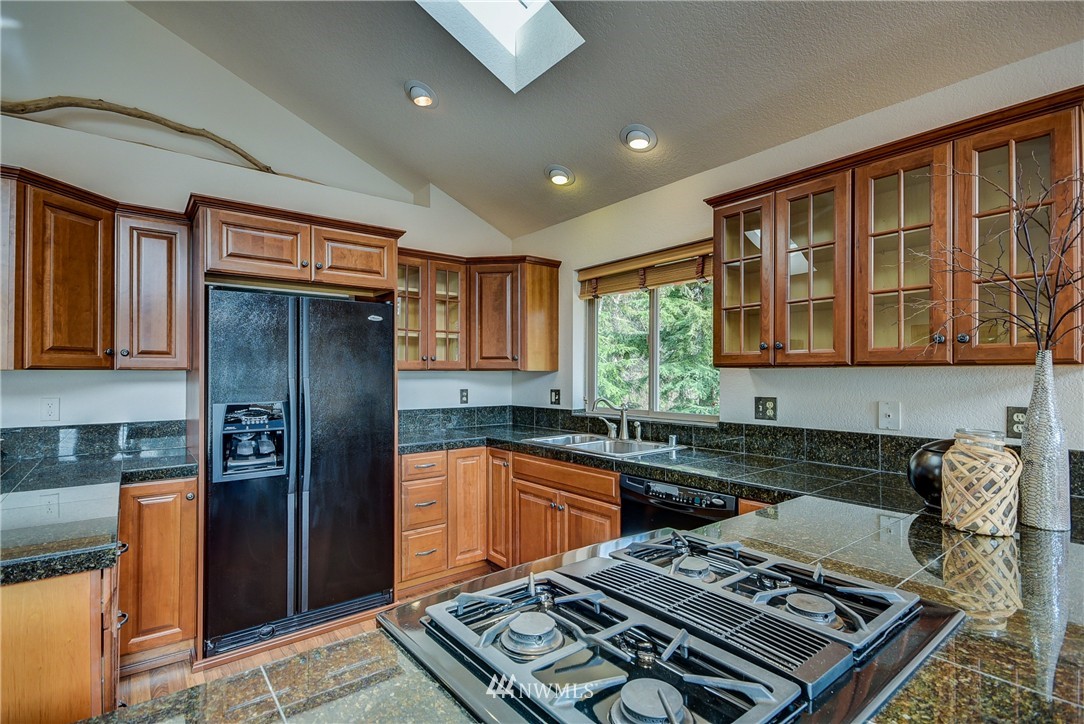 4504 Anaco Beach Road Anacortes, WA 98221 - Photo 8 of 25 Gallery Image 8