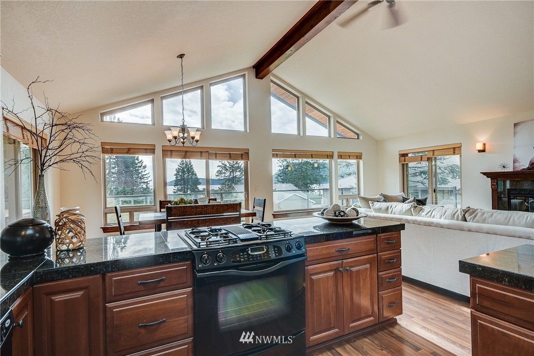 4504 Anaco Beach Road Anacortes, WA 98221 - Photo 9 of 25 Gallery Image 9