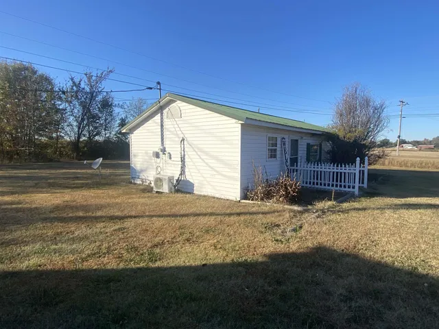 a view of back yard of the house