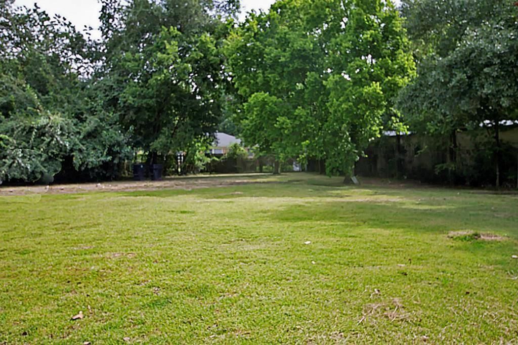 4327 Alconbury Lane Houston, TX 77021 - Photo 4 of 6 a view of a swimming pool and a yard
