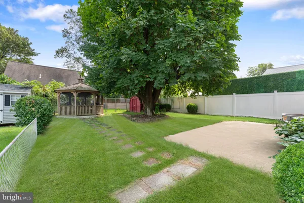 a view of an house with backyard space and garden