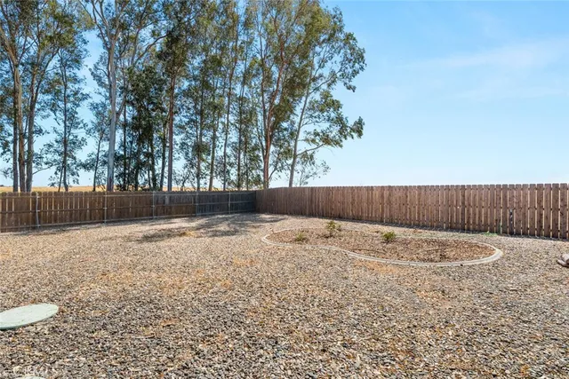 a view of a backyard