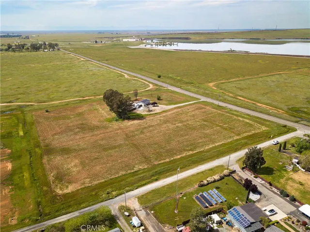 a view of a tennis court