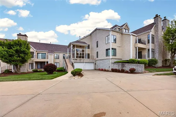 $279,000 | 1614 Lake Knoll Drive, Unit 1L, Lake St. Louis, MO 63367