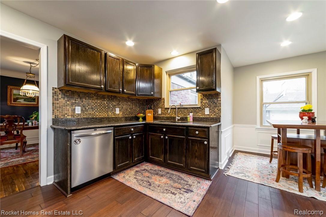 16525 Huntington Road Detroit, MI 48219 - Photo 7 of 24 006-photo-kitchen-7010495.jpg