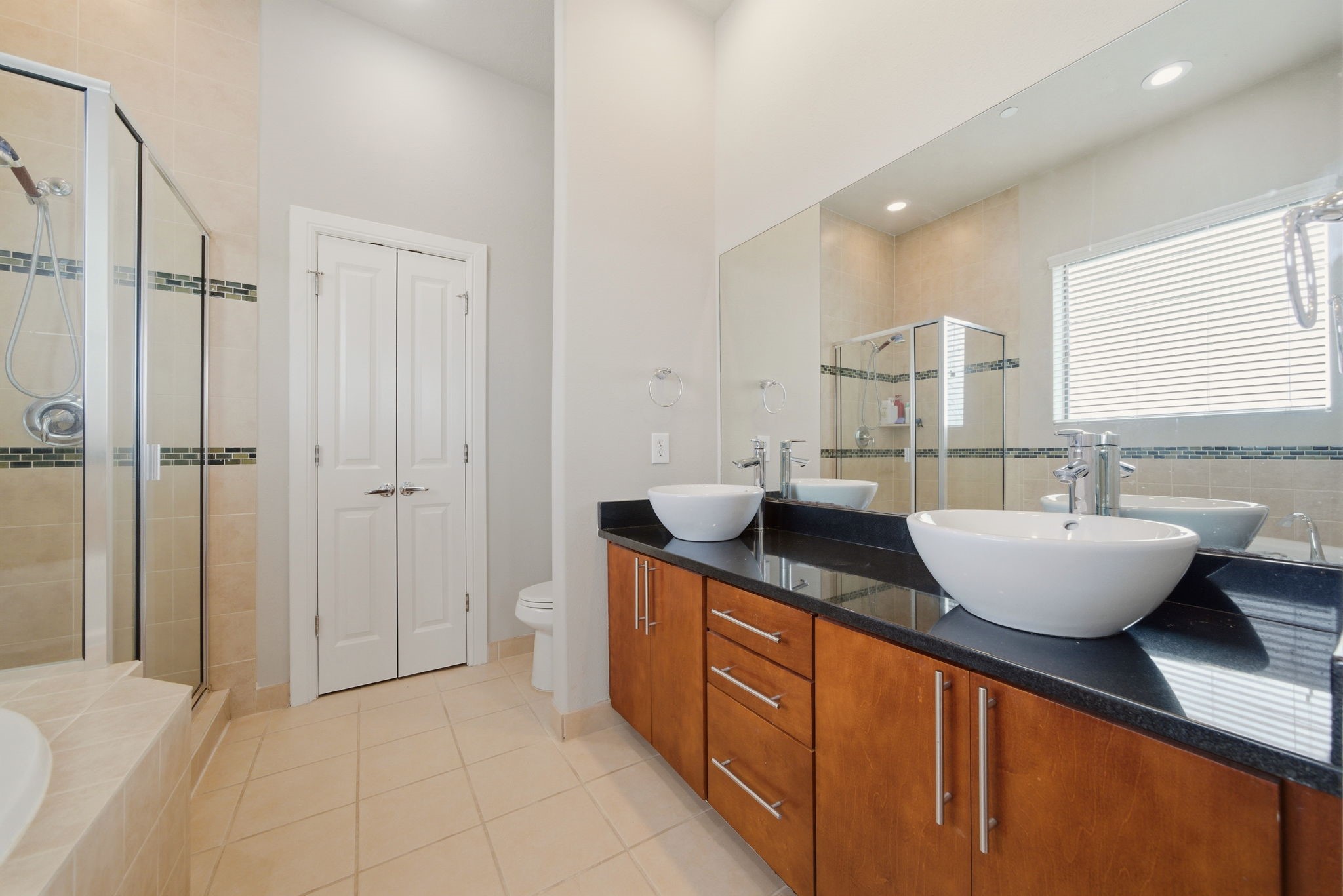 2110 Shearn Street, Unit 16 Houston, TX 77007 - Photo 18 of 37 Primary en-suite bathroom - Double sinks. Granite counters. Separate tub and shower. Doors lead into the WALK-IN Closet