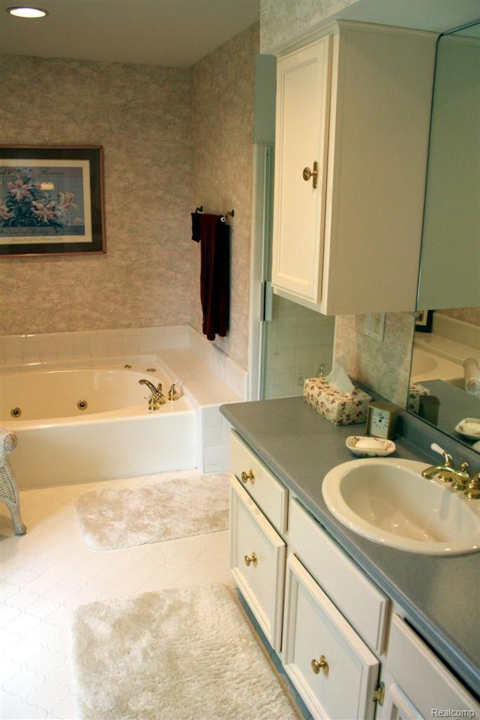 1886 Chelsea Court Rochester, MI 48306 - Photo 16 of 25 Master Bathroom
