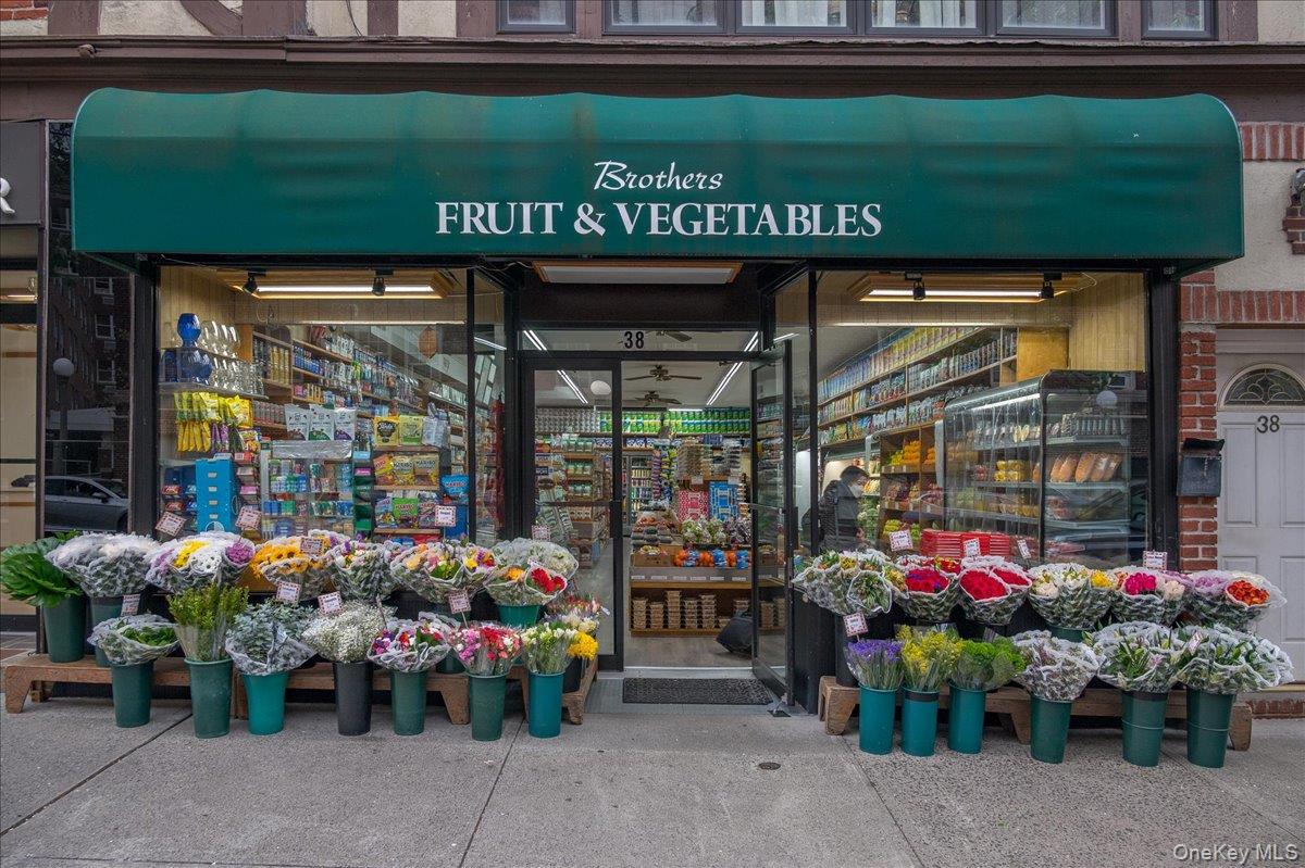 45 Pondfield Road West, Unit 4C Bronxville, NY 10708 - Photo 22 of 30 a store filled with lots of different kinds of flowers