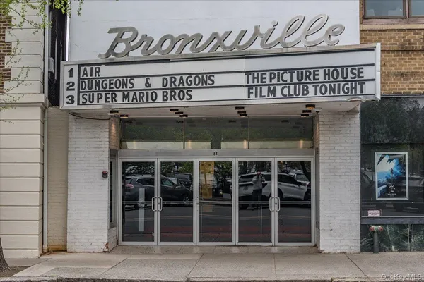 a black and white photo