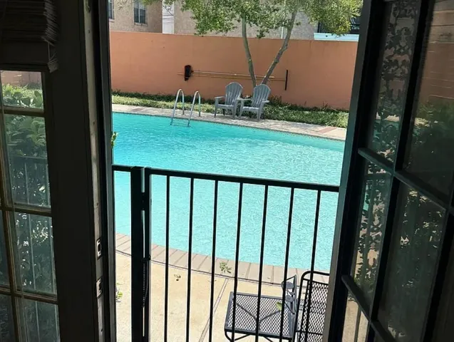 a view of a backyard