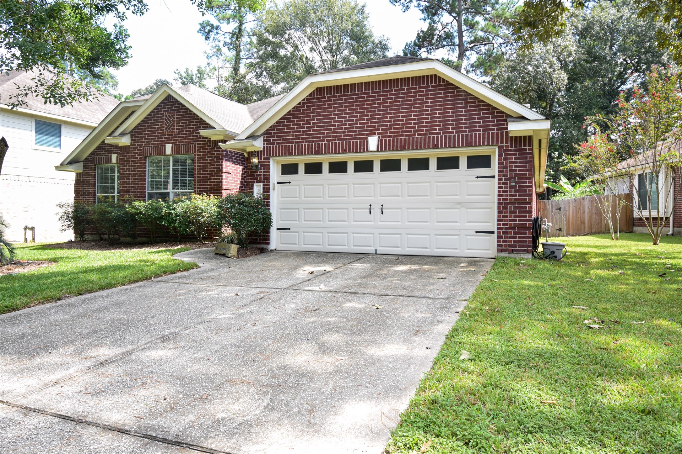 34 South Rambling Ridge Place Conroe, TX 77385 - Photo 3 of 50