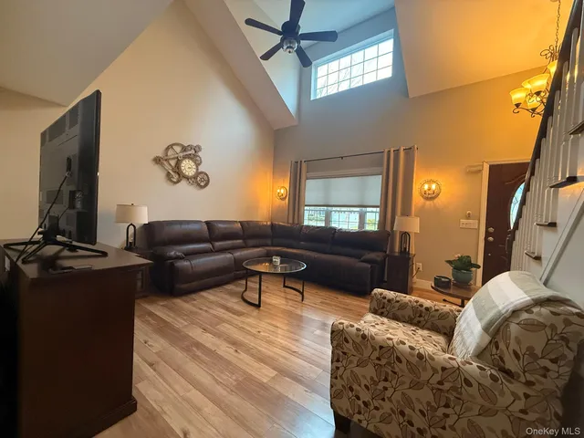 $889,000 | 40 Winnecomac Circle, Kings Park, NY 11754