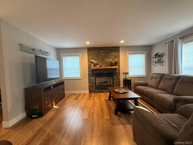 $889,000 | 40 Winnecomac Circle, Kings Park, NY 11754