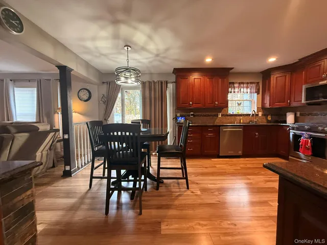 $889,000 | 40 Winnecomac Circle, Kings Park, NY 11754