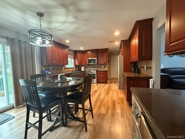 $889,000 | 40 Winnecomac Circle, Kings Park, NY 11754