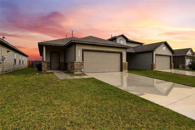 a view of a house with a yard