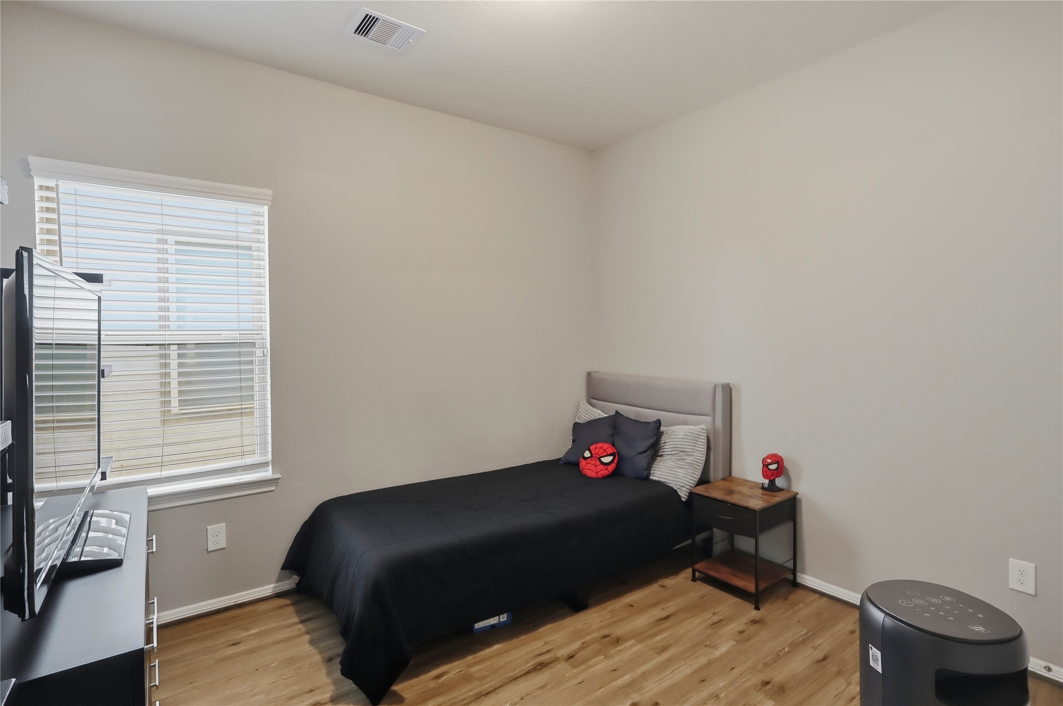 9938 Yanet Grove Lane Houston, TX 77044 - Photo 16 of 21 a bedroom with a bed and a window