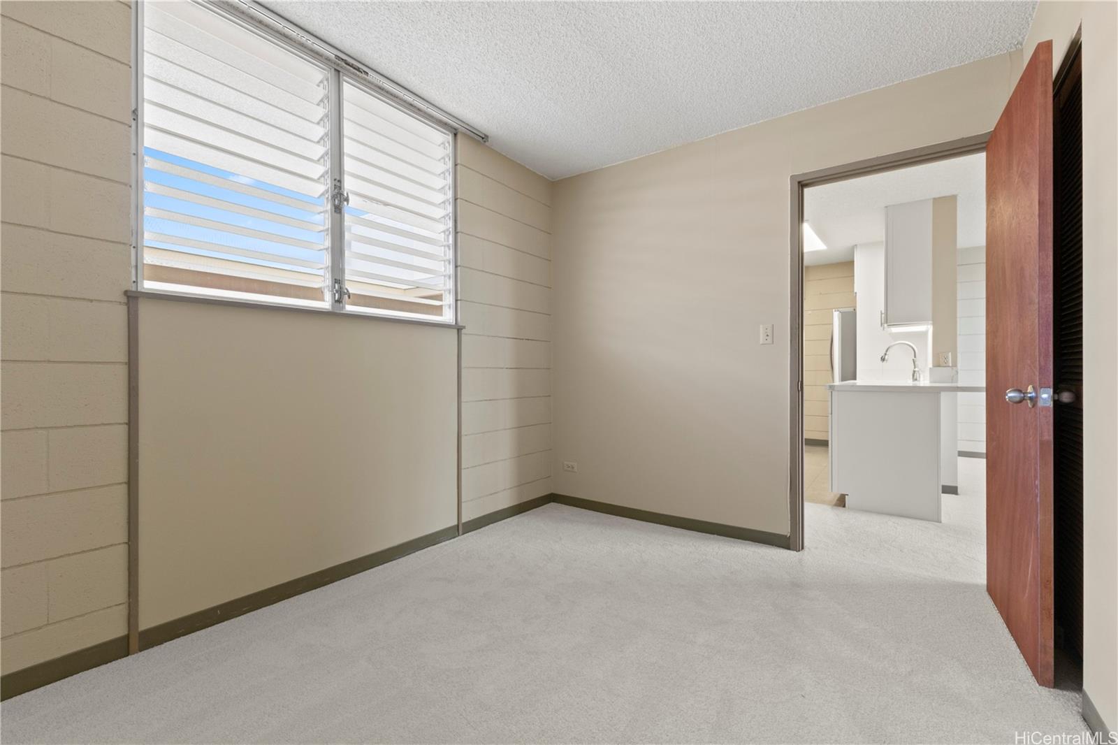 633 Nalanui Street, Unit 409 Honolulu, HI 96817 - Photo 11 of 15 an empty room with windows