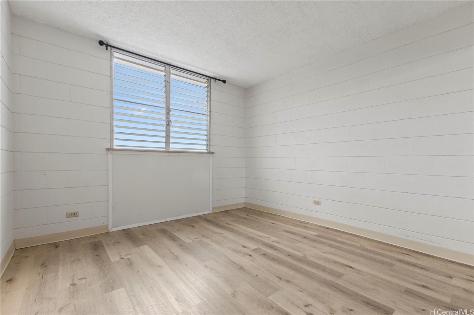 633 Nalanui Street, Unit 409 Honolulu, HI 96817 - Photo 6 of 15 a view of a room that has a window in it