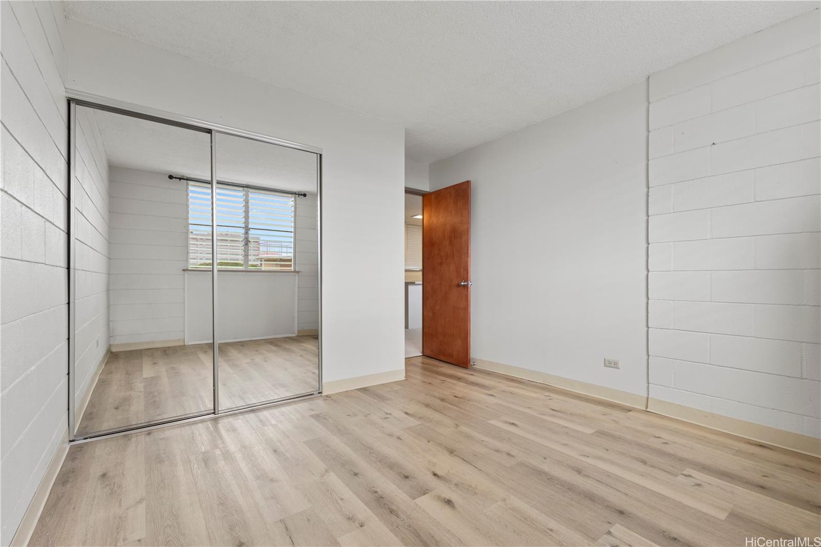 633 Nalanui Street, Unit 409 Honolulu, HI 96817 - Photo 7 of 15 an empty room with cabinet and mirrors