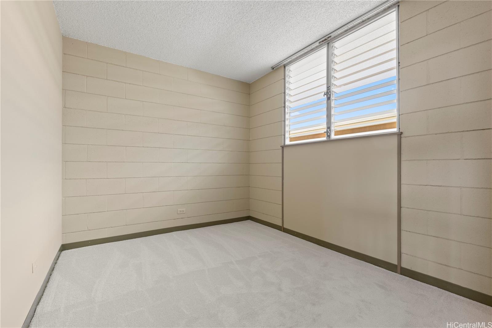 633 Nalanui Street, Unit 409 Honolulu, HI 96817 - Photo 10 of 15 an empty room with a window