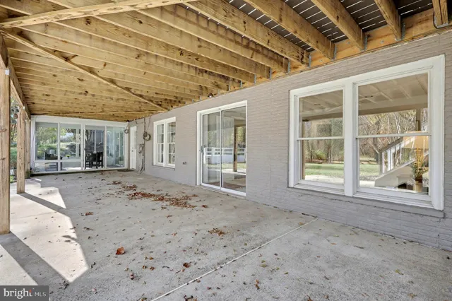 a black and white photo of a living room