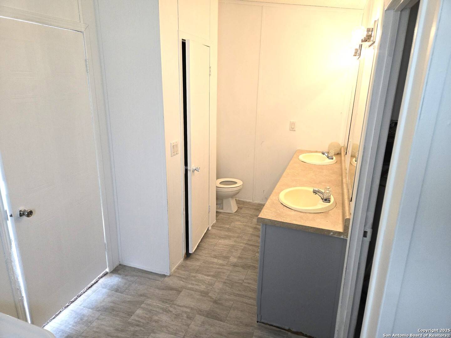 4124 Farmview Loop Converse, TX 78109 - Photo 7 of 19 a bathroom with a sink and toilet