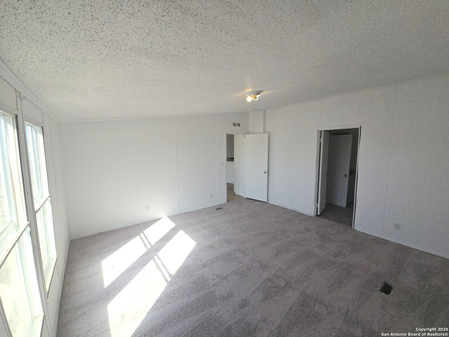 4124 Farmview Loop Converse, TX 78109 - Photo 8 of 19 a view of an empty room and a window
