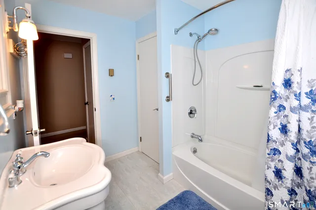 $339,999 | 160 Meadow Lark Drive, Waterbury, CT 06708